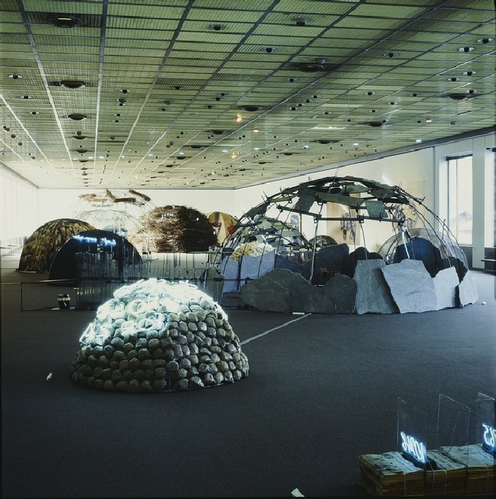 Mario Merz, exhibition view, Kunsthaus Zürich, 1985. Courtesy Getty Research Institute  (2011.M.30). Photo: Balthasar Burkhard.  © Mario Merz, by SIAE 2018.