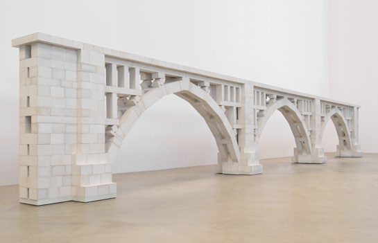 Chris Burden, Three Arch Dry Stack Bridge, ¼ Scale, 2013, blocs de béton coulé à la main, à base de bois, 115,5 x 840,7 x 53,3 cm. Courtesy de l’artiste
