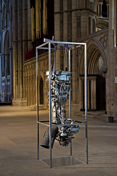 Roger Hiorns, Untitled, 2013. Moteur d’avion, cadre d’acier. Photo Andy Weekes, Courtoisie de l’artiste et Corvi-Mora London