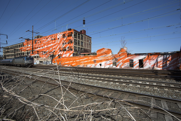 Katharina Grosse, psychylustro, 2014. Photo: Steve Weinik for the City of Philadelphia Mural Arts Program. Amtrak rail corridor between 30th Street Station and North Philadelphia Station, Philadelphia, PA.