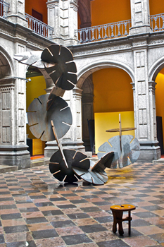 Ernesto Neto, Mitodengo, 2009. Acier, 479.3 x 270.3 x 532.3 cm. Photo: Courtoisie de l’artiste et Colegio San Ildefonso.