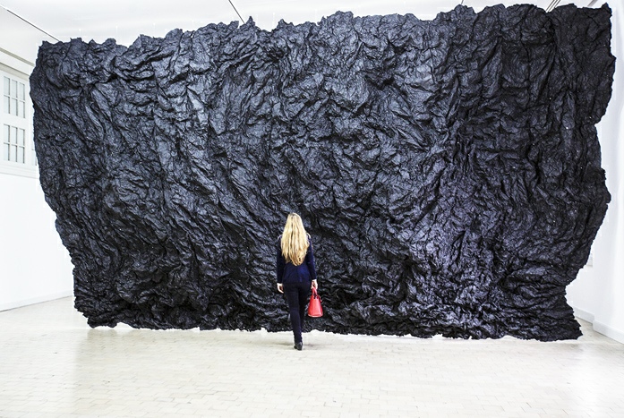 Eduardo Basualdo, Madre del río, 2019. Black aluminium. Installation view, BIENALSUR 2019. Courtesy of the artist and Galería Ruth Benzacar, Buenos Aires; PSM Gallery, Berlin; Galeria Luisa Strina, San Pablo.