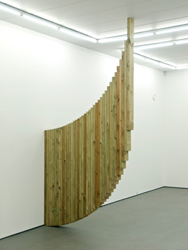 Knut Henrik Henriksen, Arch, 2011. Wood, Installation view : The Go-Betweens and A Black Avalanche, « Elastic, Malmö, S. Image courtesy Hollybush Gardens, London, UK; Sommer&Kohl, Berlin, DE