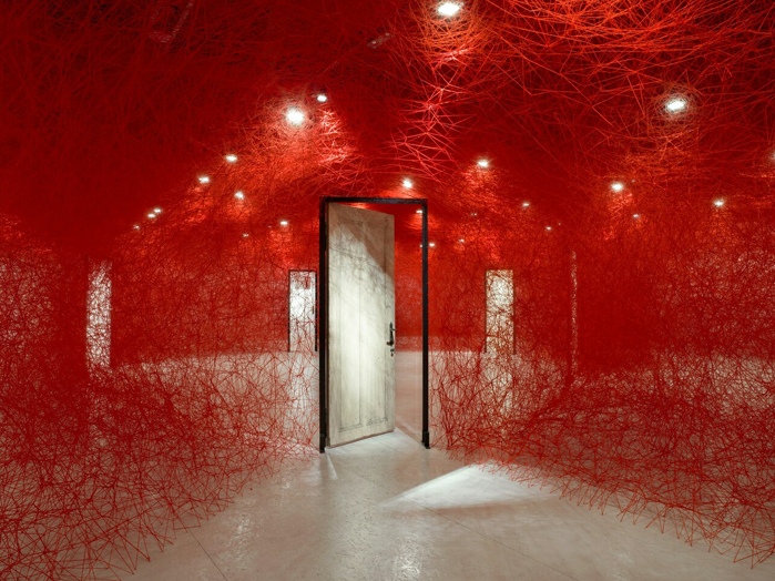 Chiharu Shiota, Tracing Boundaries, 2021. © Paula Virta / EMMA – Espoo Museum of Modern Art.