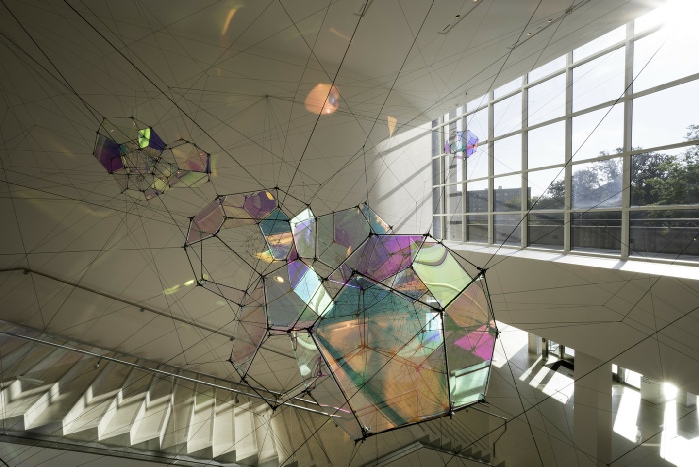 View of Tomás Saraceno, Entangled Orbits, The Baltimore Museum of Art, 2017. Courtesy the artist and Tanya Bonakdar Gallery, New York; Esther Schipper, Berlin; Pinksummer Contemporary, Genoa; Andersen’s Contemporary, Copenhagen; Ruth Benzacar, Buenos Aires.