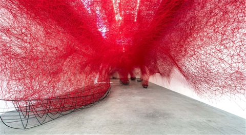Chiharu Shiota, Uncertain Journey, vue de l'installation à Blain | Southern, Berlin, 2016. Courtesy de l'artiste
