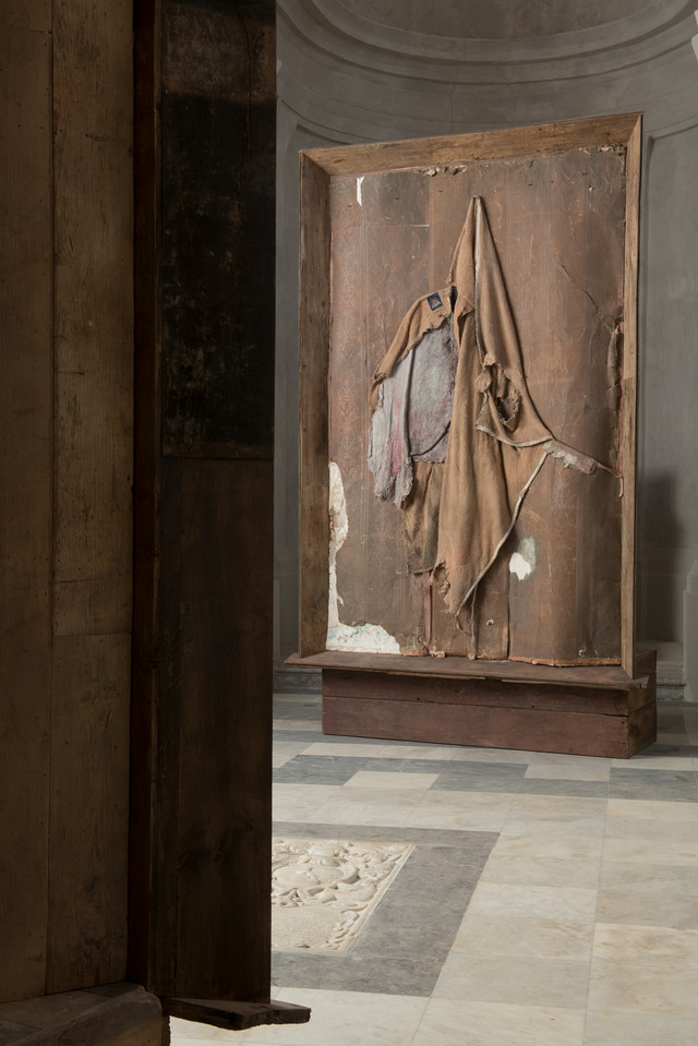 Berlinde De Bruyckere, Mantel II, 2016–2018. Wax, blankets, wallpaper, wood, epoxy, polyurethane, iron and, wood, 395 x 247 x 106 cm. Photo: Mirjam Devriendt. Courtesy of the artist and Galleria Continua.