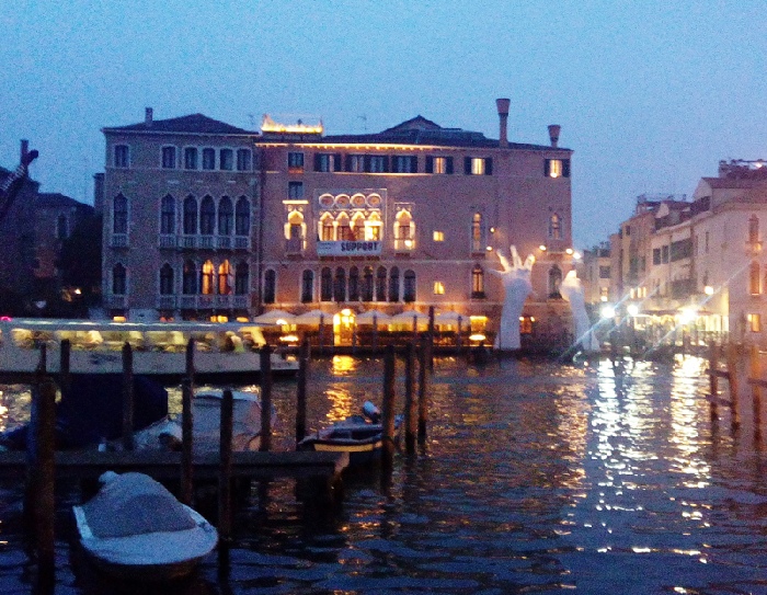 Installation de Lorenzo Quinn, Ca’Sagredo hotel, Venise