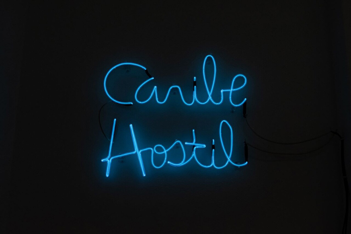 Yiyo Tirado, Caribe Hostil, 2020. Blue glass neon, dimensions variable. Courtesy of the artist and Km 0.2.	