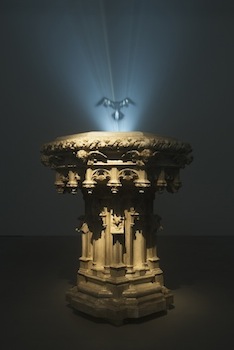 Mat Collishaw, Ganymede, 2007. Acier, résine, machine à vapeur, fluide, ventilateur d’extraction, projecteur vidéo et lecteur DVD. 180 x 100 x 100 cm. Courtoisie Blain/Southern