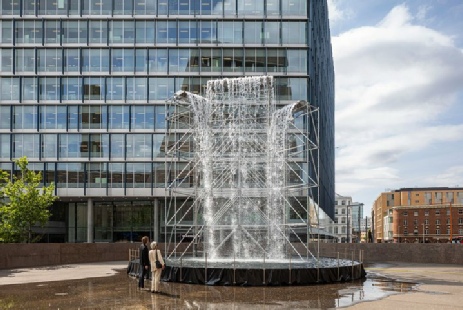 Olafur Eliasson, Waterfall, 2019. Installation view, Tate Moodern. Photo  : Anders Sune Bergs © Olafur Eliasson, 2019