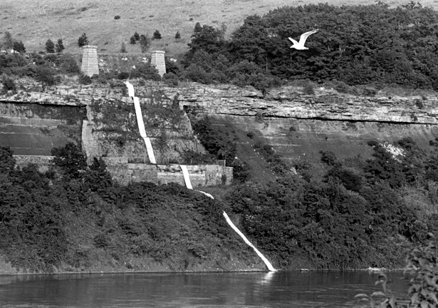 Michelle Stuart, Niagara Gorge Path Relocated, 1975. Rocks, earth (red Iron Oxide) from site, Lewiston, NY, on muslin-backed rag paper, 460 x 5.2 feet. Photograph. © Michelle Stuart. Courtesy of the artist and Leslie Tonkonow Artworks + Projects.