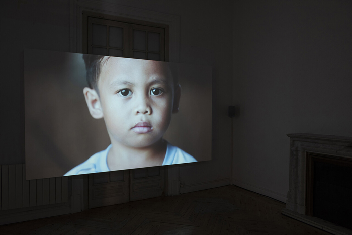 Paul Pfeiffer, Incarnator, 2018. Digital video, color, sound, 20:08 minutes. Installation view, Paul Pfeiffer: Incarnator, carlier | gebauer, Madrid, 2021. Photo: Robert Herrero. Courtesy of the artist and carlier | gebauer, Berlin/Madrid 	