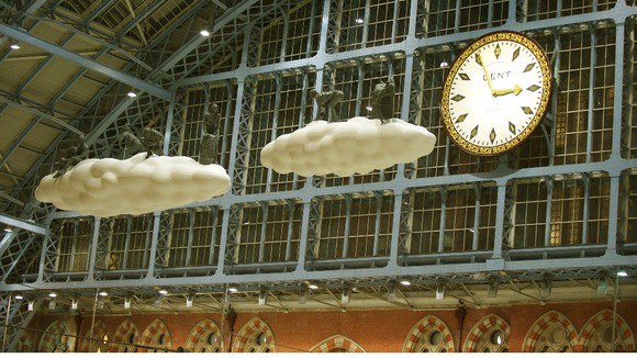 Lucy + Jorge Orta, Nuage / Météoros, installation, 2013, gare de St Pancras, Londres