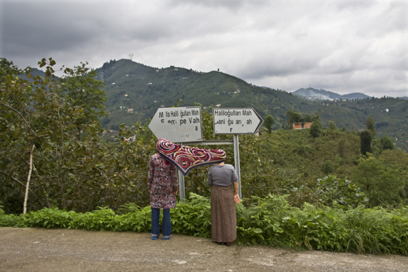 Nilbar Güres, YOL AYRIMI TrabZONE SERİSİ'nden / JUNCTION, 2010. C-print, 100 x 150 cm. From the "TrabZONE" series.