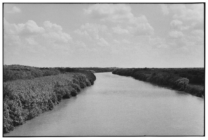 Zoe Leonard, Al río / To the River (detail), 2016–2022. Gelatin silver prints, C-prints and inkjet prints. Production supported by Mudam Luxembourg – Musée d’Art Moderne Grand-Duc Jean, Musée d’Art Moderne de Paris, Paris Musées, Museum of Contemporary Art Australia, Graham Foundation for Advanced Studies in the Fine Arts, John Simon Guggenheim Memorial Foundation, Galerie Gisela Capitain and Hauser & Wirth. Image courtesy of the artist, Galerie Gisela Capitain, and Hauser & Wirth. © Zoe Leonard. 