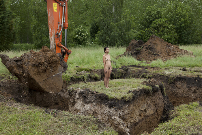 Regina José Galindo, Tierra, 2013. Courtesy of the artist and Prometeo Gallery Ida Pisani, Milan-Lucca 