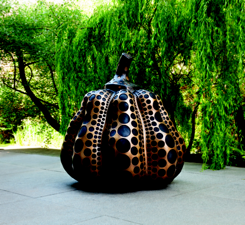 Yayoi Kusama, Pumpkin (M), 2014. Courtesy KUSAMA Enterprise, Ota Fine Arts, Tokyo / Singaporeand Victoria Miro, London. © Yayoi Kusama.