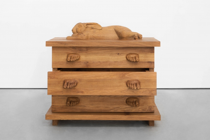 Daniel Dewar & Gregory Gicquel, Commode en chêne avec lapin géant des Flandres et pieds, 2020 © Benjamin Baltus / Avec l'aimable autorisation des artistes; CLEARING, New York / Bruxelles; Loevenbruck, Paris; Jan Kaps, Cologne