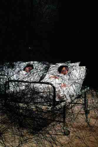 Chiharu Shiota, During sleep, 2004 . Performance et installation