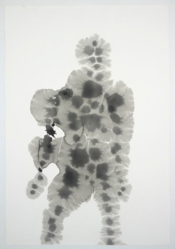 Antony Gormley, Body XXII, Carbone et caséine sur papier, 111 x 77 cm. Courtoisie de l’artiste