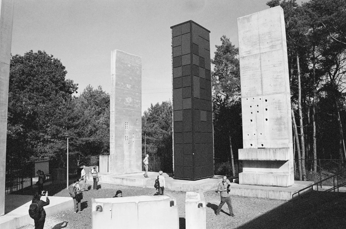 Les stèles de Dessel - Belgique, photo NB, 46 x 30 cm, 2018 © Cécile Massart