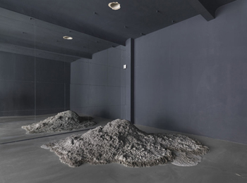 Arno Brandlhuber, vue de l’exposition Archipel à la Neuer Berliner Kunstverein, 2012. Photo : Jens Ziehe