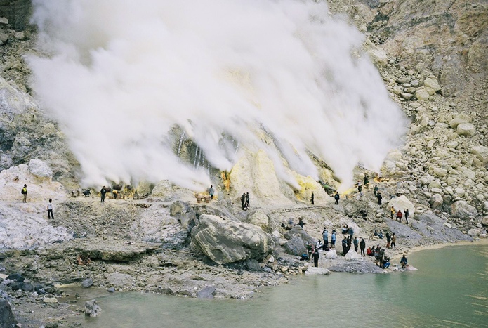 Kawah Ijen Volcano, Biau (Jawa Timur), Indonesia, 2016. © Armin Linke