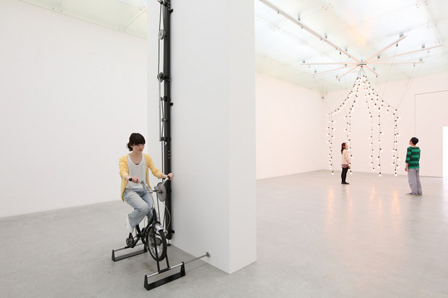 Jeppe Hein, Light Pavilion, 2009. Courtesy Johann König, Berlin, 303 Gallery New York and Galleri Nicolai Wallner, Copenhagen. Photo: Keizo Kioku.